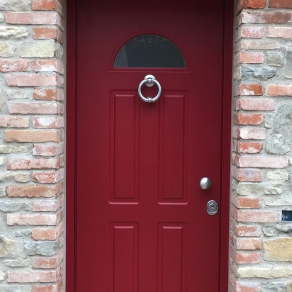 porta rossa trave legno mattoni